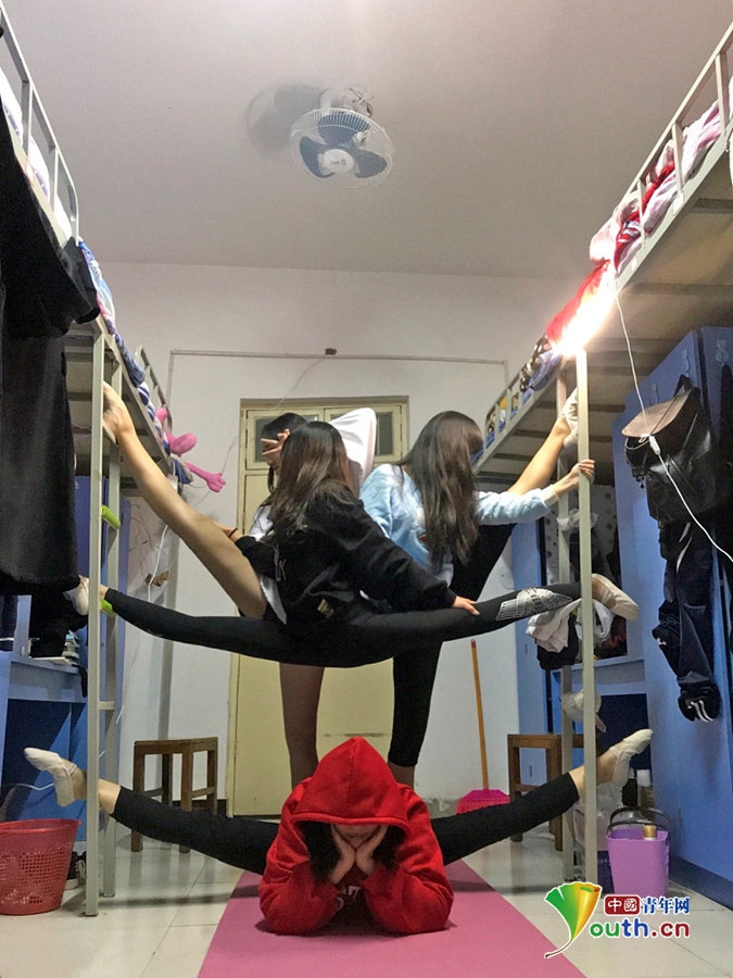 大學生宿舍里比拼“一字馬” 玩出新花樣